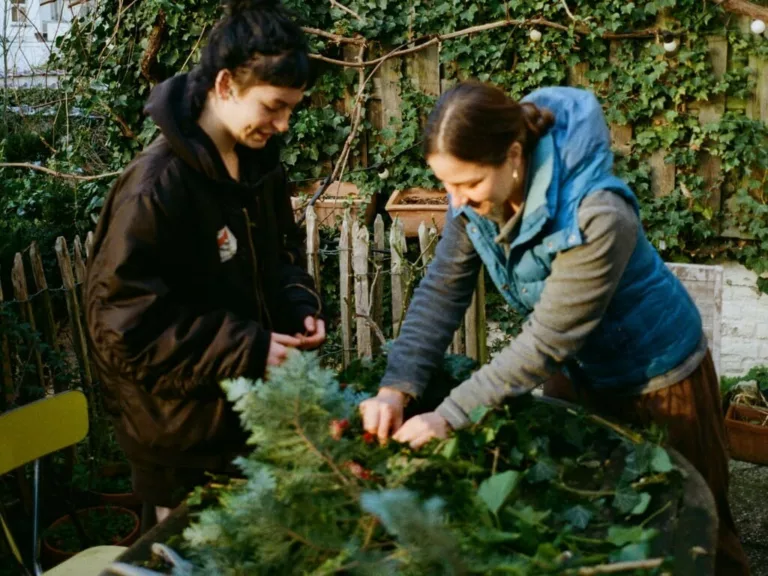 Portrait de participants heureux à un atelier floral sur la confection de couronnes de Noël sur ma ferme florale à Bruxelles, Anderlecht