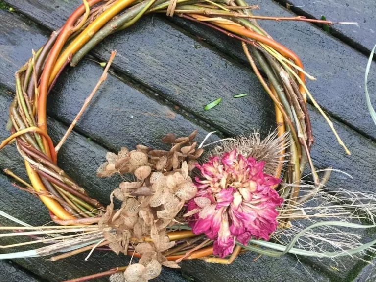 Image d'une couronne de fleurs séchées, fabriquée lors d'un atelier de fleurs sur ma ferme florale Bluëtte à Bruxelles, Anderlecht