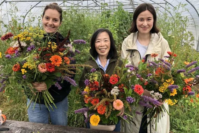 Portrait de participants heureux à un atelier floral sur la confection des bouquets de fleurs sur ma ferme florale à Bruxelles, Anderlecht