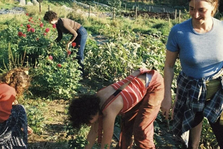 Portrait de participants heureux à un atelier floral sur les fleurs comestibles sur ma ferme florale à Bruxelles, Anderlecht