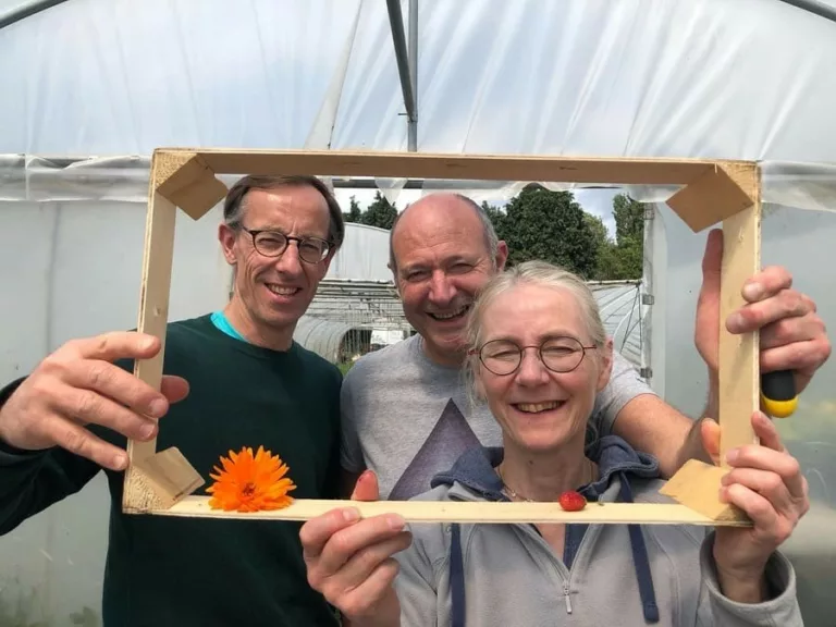 Portrait de participants heureux à un atelier floral sur les fleurs comestibles sur ma ferme florale à Bruxelles, Anderlecht