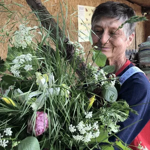 Portrait d'une participante à un atelier floral sur la ferme florale Bluëtte Maraîchage et fleurs à Anderlecht