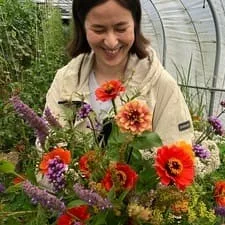 Portrait d'une participante à un atelier floral sur la ferme florale Bluëtte Maraîchage et fleurs à Anderlecht
