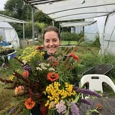 Portrait d'une participante à un atelier floral sur la ferme florale Bluëtte Maraîchage et fleurs à Anderlecht