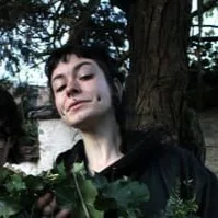 Portrait d'une participante à un atelier floral sur la ferme florale Bluëtte Maraîchage et fleurs à Anderlecht