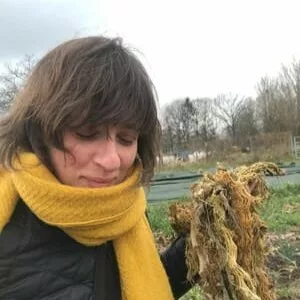 Portrait d'une participante à un atelier floral sur la ferme florale Bluëtte Maraîchage et fleurs à Anderlecht