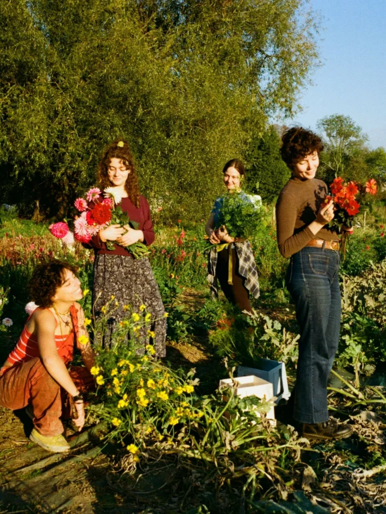 Groupe de participantes à un atelier floral/atelier floraux sur ma ferme florale Bluëtte Maraîchage et fleurs à Bruxelles, Anderlecht