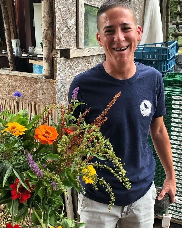 Fleurs à couper fraîches et écologiques et abonnnements floraux, produits sur la ferme florale Bluëtte Farming Maraîchage et fleurs à Bruxelles Anderlecht ; portrait d'un participant heureux d'un atelier floral avec des bouquets de fleurs