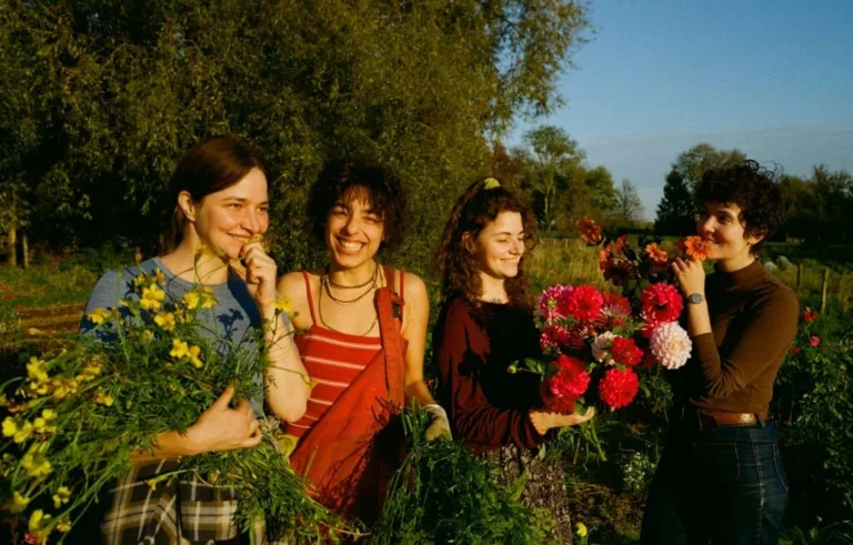 Fleurs de saison produites par Bluëtte Maraîchage et fleurs à Bruxelles, Anderlecht. Groupe mangeant des fleurs à couper durant un atelier floral